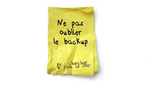 Post-it jaune, écrit en noir pour ne pas oublier de faire le backup informatique