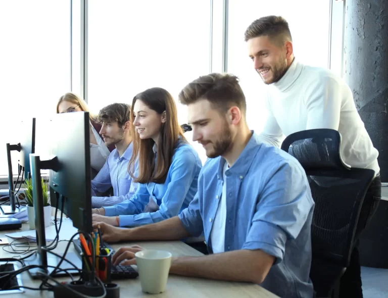 Techniciens en équipe faisant un travail devant des ordinateurs pour dépanner des clients en informatique à Ciney, Namur et Marche-en-Famenne